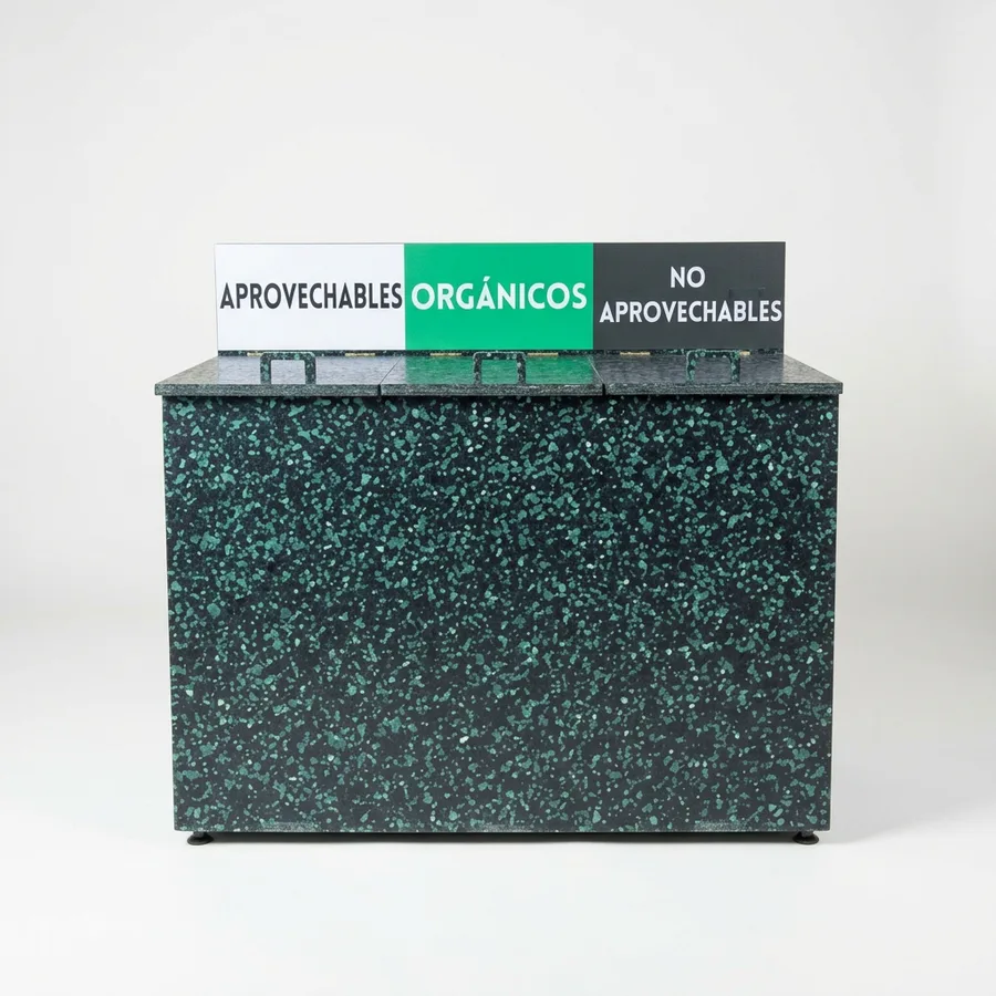 ECHO Modular TRIO — Vista frontal de la estación de reciclaje de 3 compartimentos para interiores, fabricada en HDPE 100% reciclado